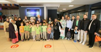 Derince’de öğrenciler havuzda buluşuyor