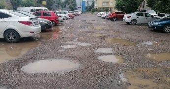 Otopark zeminine bakım gerekiyor