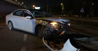 Otomobil bariyerlere çarptı: 1 yaralı