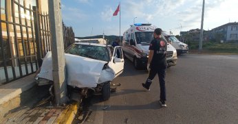 Önce hafif ticari araca sonra direğe çarptı: 2 yaralı