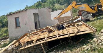 Körfez’de 3 kaçak yapı yıkıldı