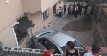 Otomobil bahçeye uçtu: 2 yaralı