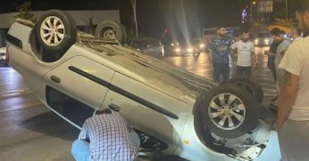 Direğe çarpan otomobil takla attı