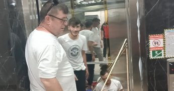 Temizlik yapan 3 genç asansörde mahsur kaldı