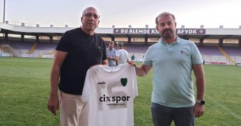 Çetinakti'ye forma hediye edildi