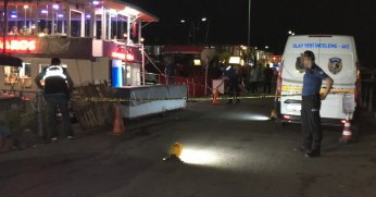 Sahilde yürürken silahlı saldırıya uğradı