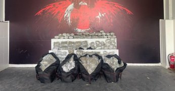 Polisi peşine takan araçlardan 119 kilo uyuşturucu çıktı