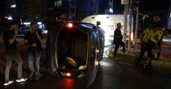 Cip direğe çarpıp devrildi: 2 yaralı