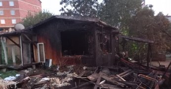 Ahşap ev alev alev yandı