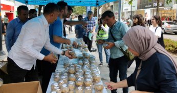 Büyükşehir’den Cumhuriyet Bulvarı’nda aşure ikramı