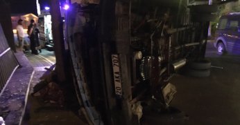 Kamyonet müftülük binası duvarına çarptı