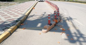 Yol kenarındaki dubalar tahrip olmuş durumda