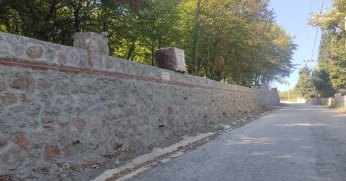 Mezarlık çevresine duvar örüldü