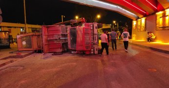 Buldozer yüklü kamyon devrildi