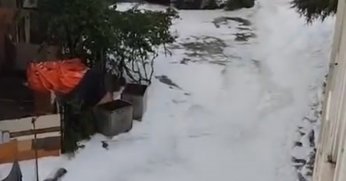 O cadde yine köpükle kaplandı