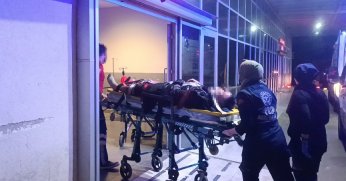 Fabrika işçisinin üzerine demir kapak düştü