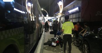 Alkollü sürücü otobüsten inen yolcuya çarptı: 2 yaralı