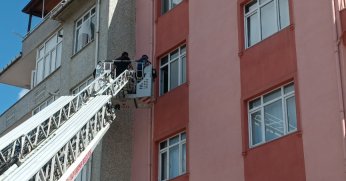 Sinir krizi geçirdi, kendini eve kilitledi