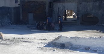 Demir kapının altında kalan 2 işçi yaralandı