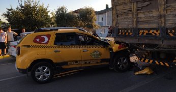 Ticari taksi kamyona çarptı: 1 yaralı