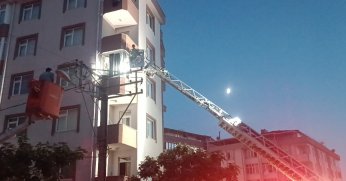 Bina duman doldu, mahsur kalanları itfaiye kurtardı