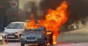 Alev topuna dönen araçtan son anda kurtuldu