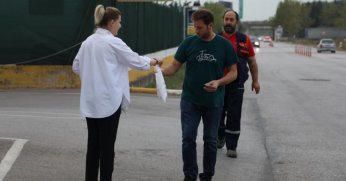 Servis bekleyen işçilere ikramlık