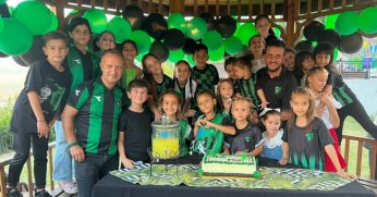 Kocaelisporlu babalardan kızlarına özel kutlama 