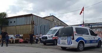 Hurda malzemelerinin altında can verdi