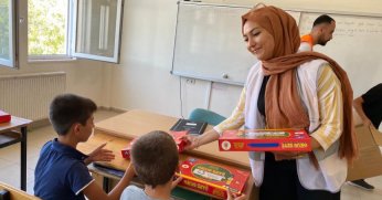 Deprem bölgesinde eğitim gören çocuklar unutulmadı