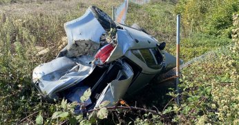 Takla atan otomobil hurdaya döndü