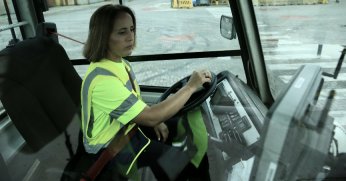 Cesaretiyle kadın çalışanlara örnek oluyor