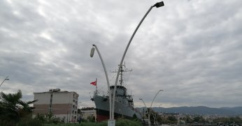 Sokak lambası kopmak üzere