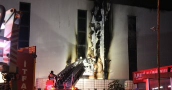 Kimya fabrikasının dış cephesinde yangın