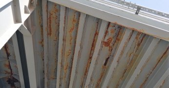 Üstgeçitteki paslanmanın giderilmesi gerekli