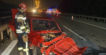 Bariyerlere çarpan araç hurdaya döndü: 3 yaralı