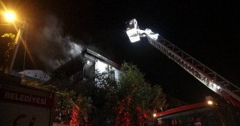 Balkonda çıkan yangın çatıya sıçradı
