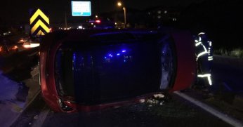 Otomobil bariyere çarpıp devrildi: 1 yaralı