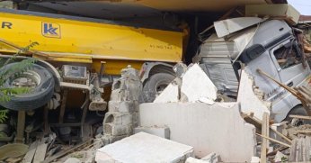 Hafriyat kamyonu eve daldı