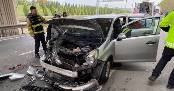 Bariyerlere çarpan araç hurdaya döndü