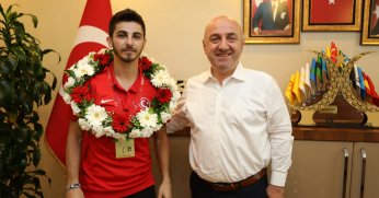 Eray Şamdan'dan anlamlı madalya