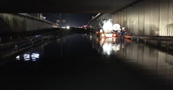 Sağanak yağış alt geçitleri göle çevirdi