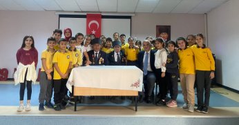 Gaziler, iki okulda öğrencilerle buluştu