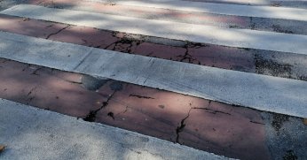 Yaya geçidinde zemine bakım gerekli