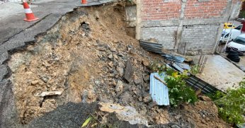 Çöken yolun hasarı gün ağarınca ortaya çıktı