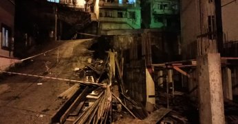 Toprak kayması sonucu istinat duvarı yıkıldı