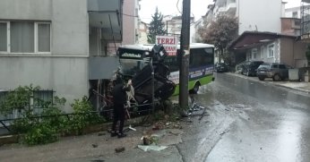 Freni boşalan otobüs evin balkonuna çarptı