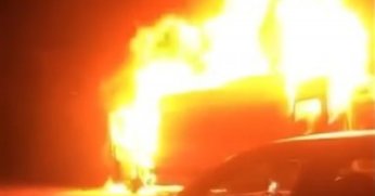 Servis minibüsü alev topuna döndü