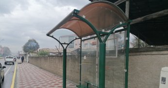 Durağın eksik camı yerine monte edilmeli