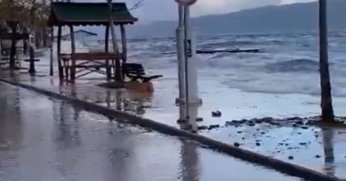 Kocaeli'de deniz taştı, sahil bandı suyla doldu